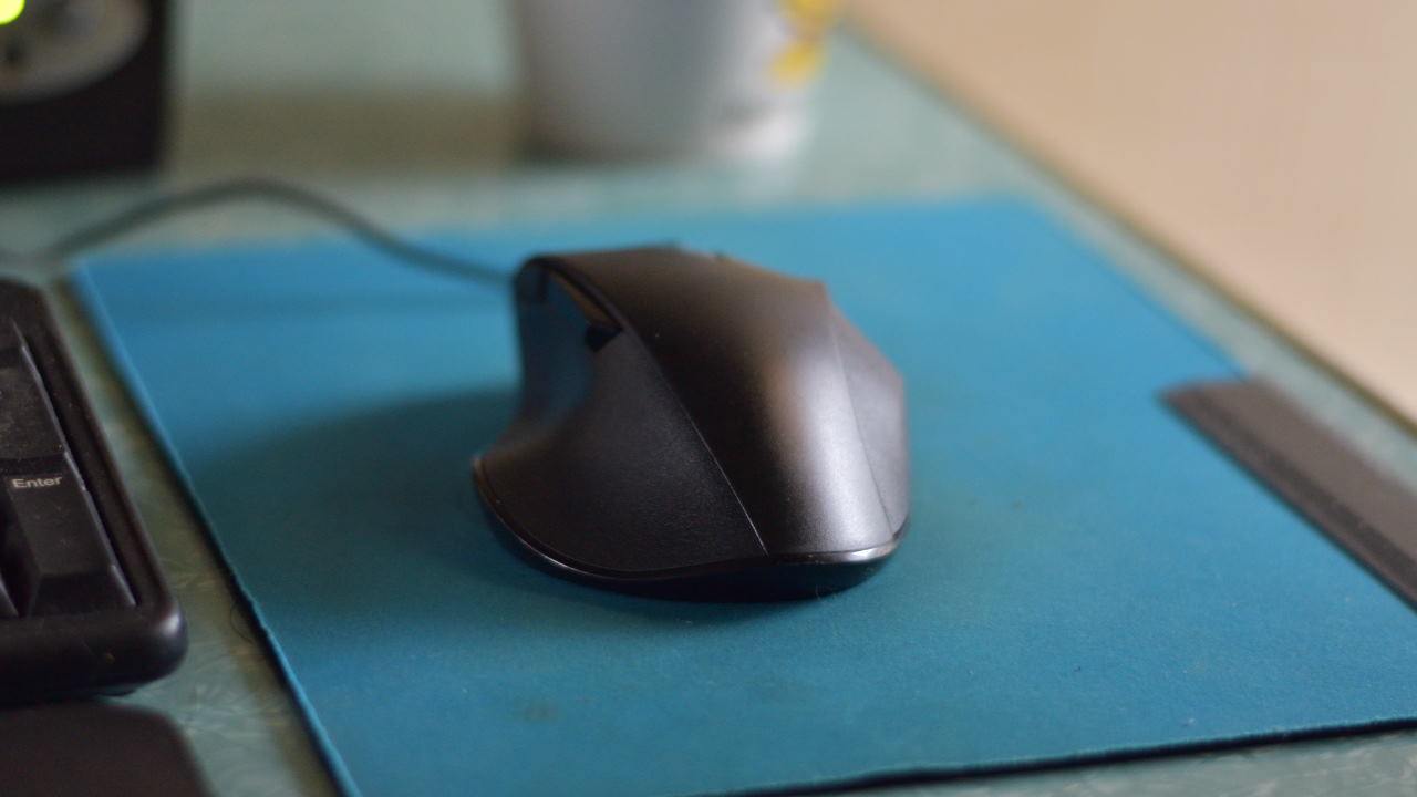 机の上のマウス